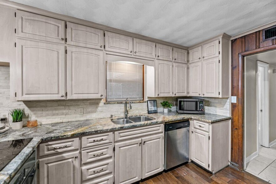 Building Photo - Charming 5BR Fort Worth home with big backyard & patio