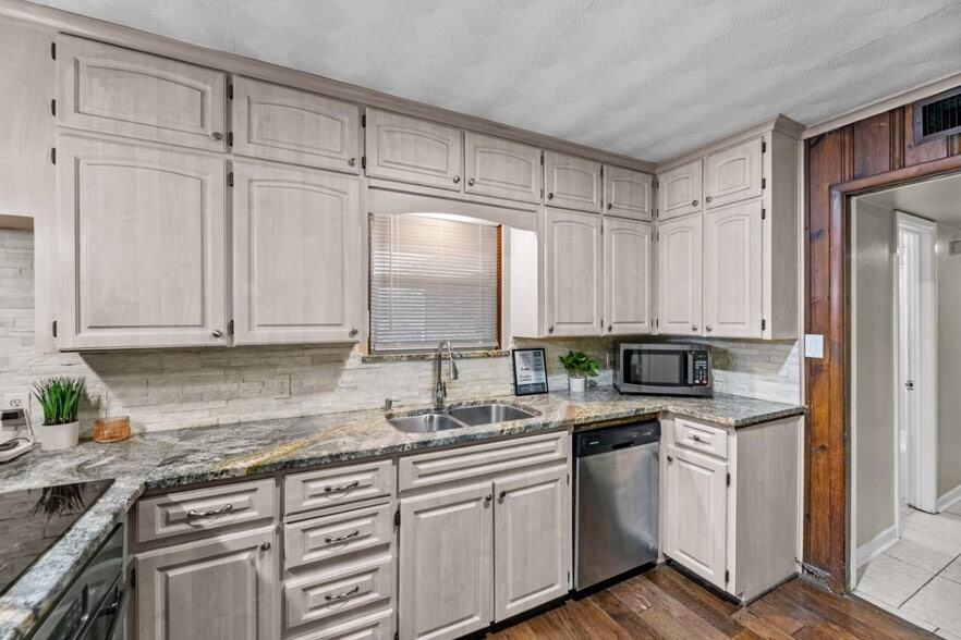 Building Photo - Charming Fort Worth Home with a Spacious B...