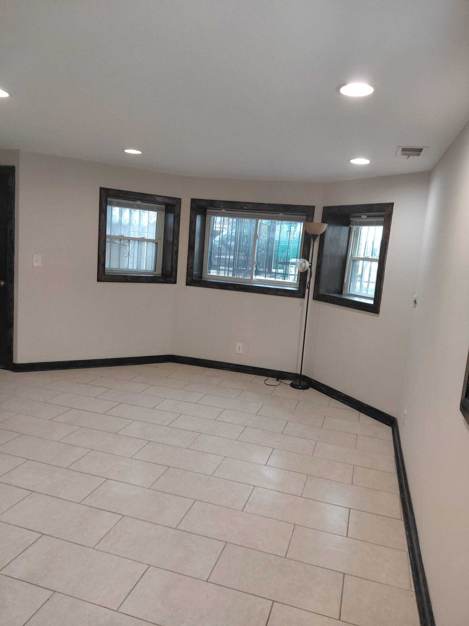 Building Photo - 3713 W Shakespeare Ave