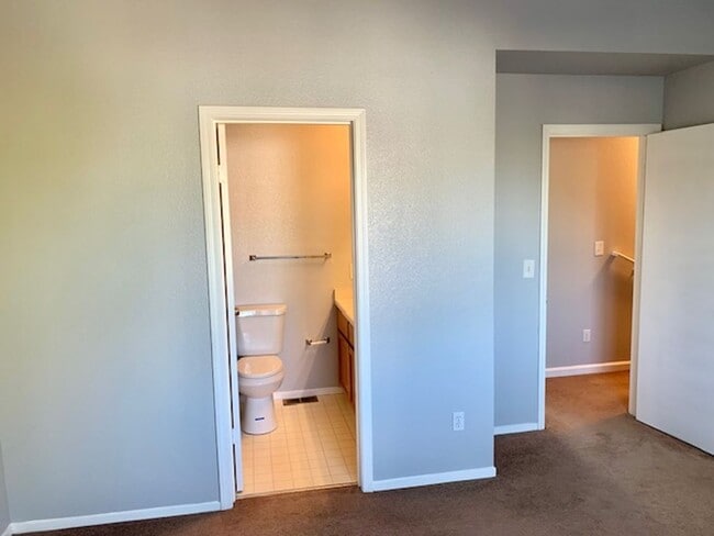 Building Photo - Tranquil 2 bed 2.5 bath Townhouse in Fairf...