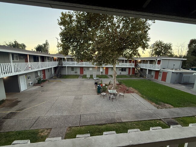 Building Photo - 1523 Los Robles Blvd
