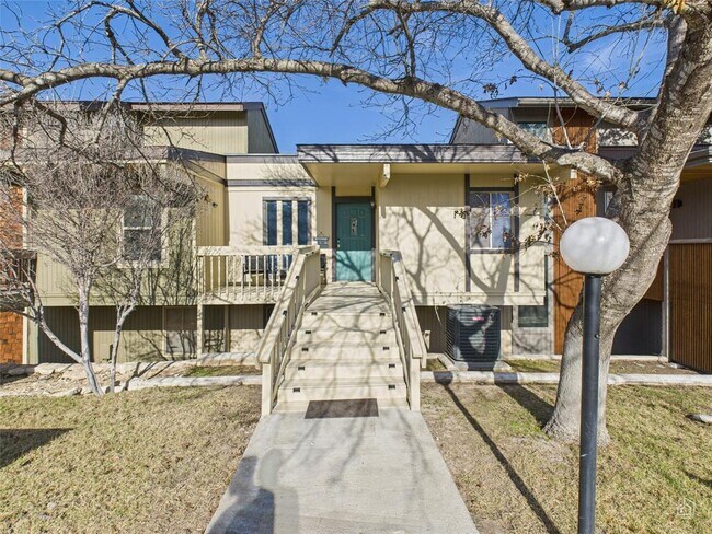 Building Photo - 121 Comanche Dr