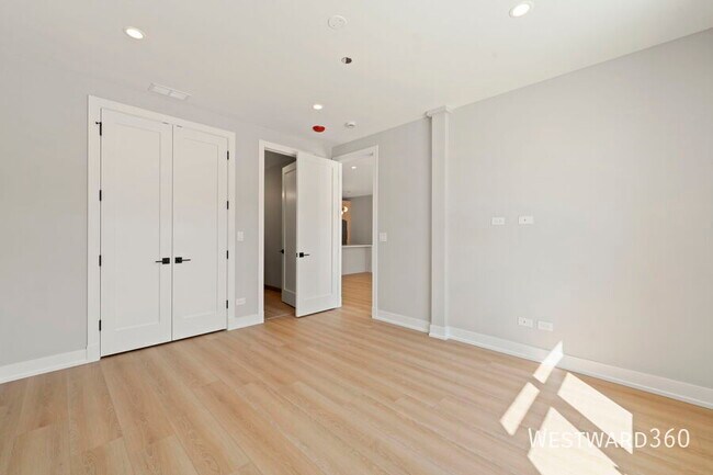 Building Photo - 2354 W Polk St