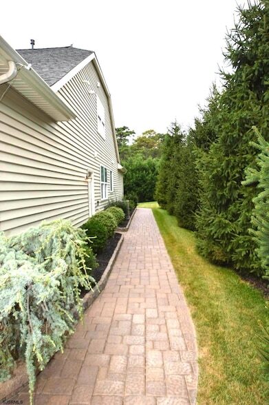 Building Photo - 498 Country Club Dr