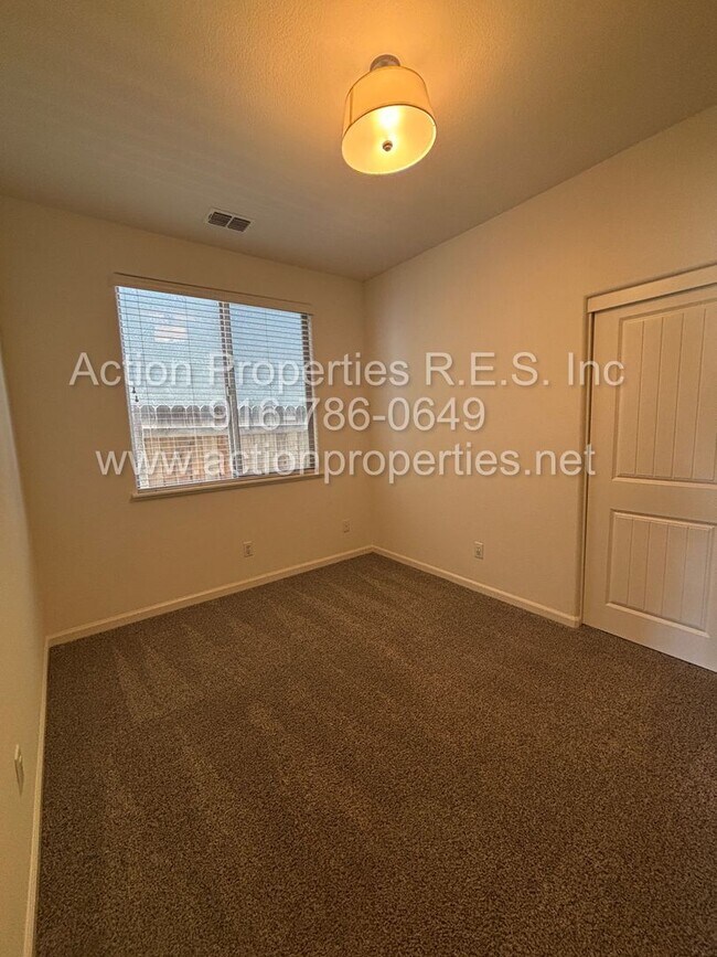 Building Photo - Solar - Whitney Ranch Newer Single Story, ...