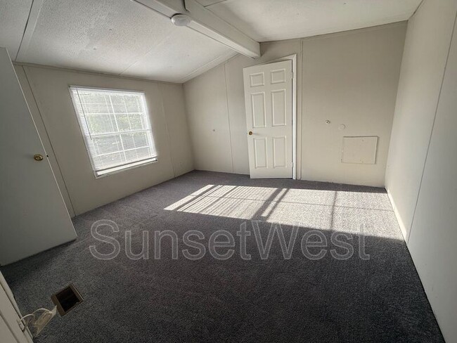 Building Photo - 529 Sunshine Dr