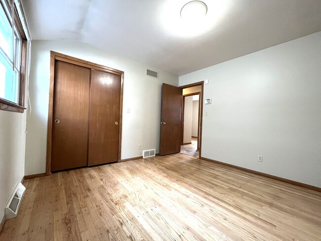 Building Photo - 3 Bedroom/1.5 Bath - Single Family Home with GARAGE!