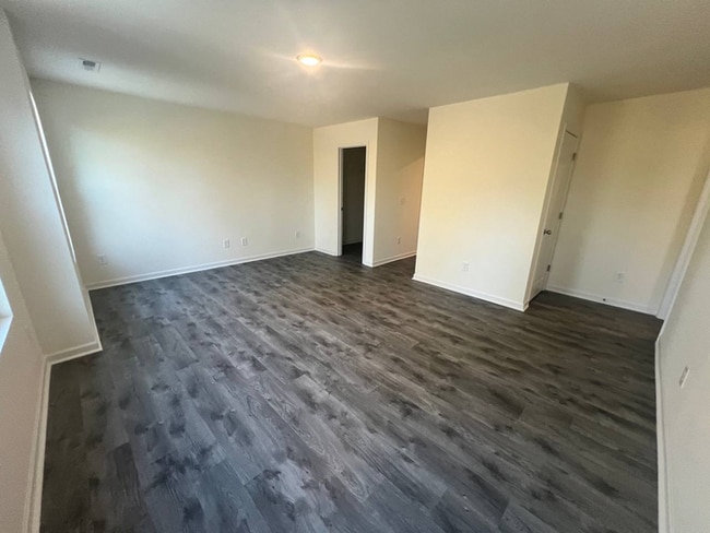 Building Photo - 1064 W Bank St