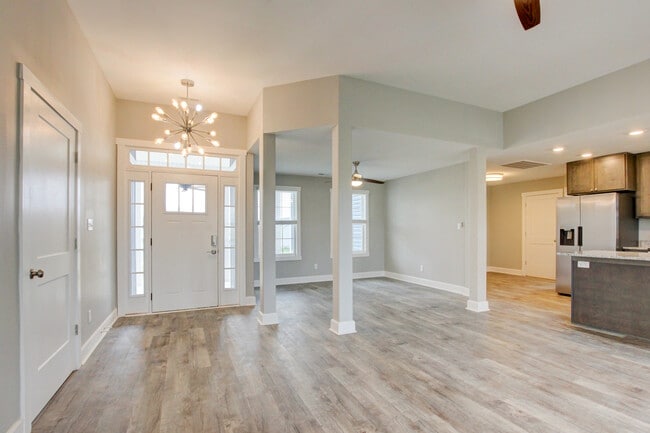 Building Photo - 127 Riverbend Dr