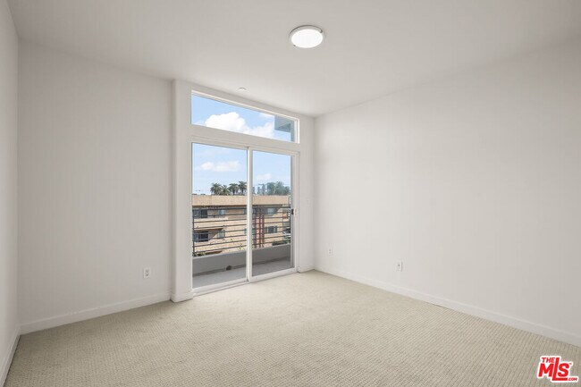 Building Photo - 401 Serrano Ave