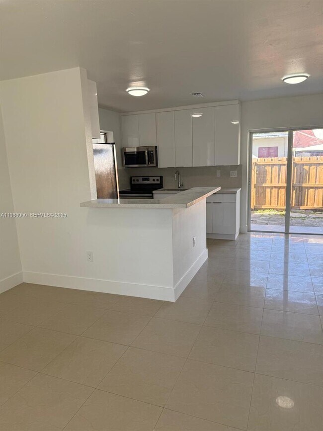 Building Photo - 625 NW 9th Ave