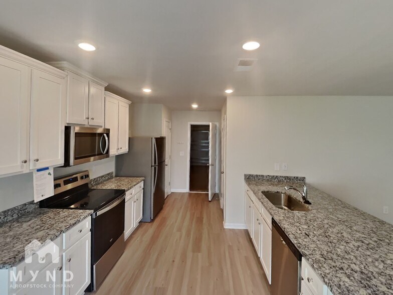 Building Photo - 3322 Brighton Dr