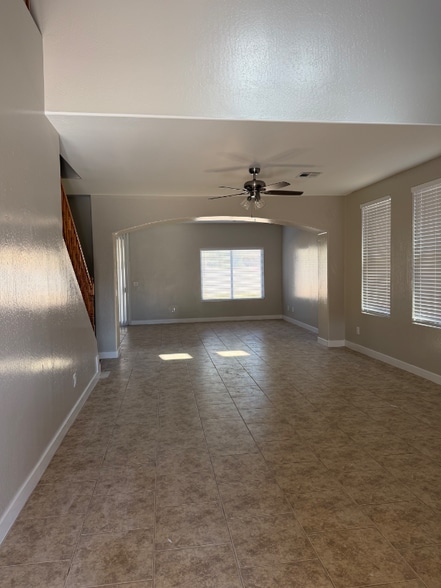 Building Photo - 1190 E Jardin Dr