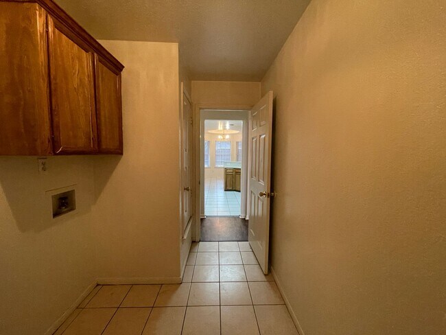 Building Photo - 2306 Moonstone Dr