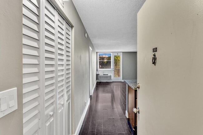 Building Photo - 2701 Riverside Dr