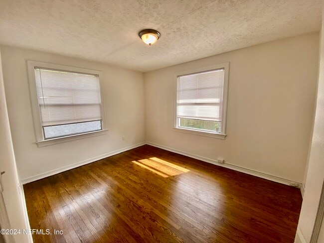 Building Photo - 1378 Ingleside Ave