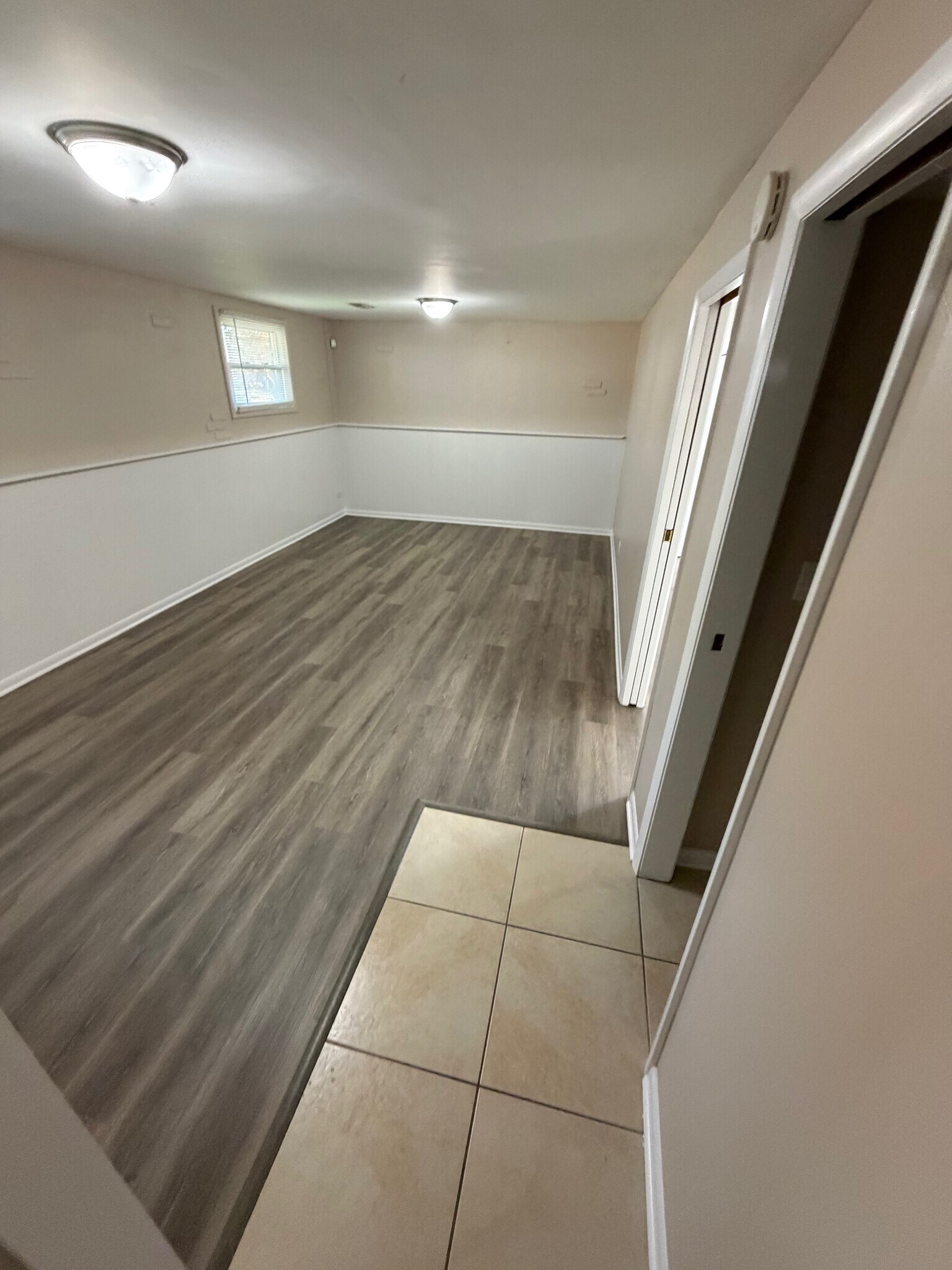 Another view of the downstairs livingroom - 7040 Meadowbrook Ln