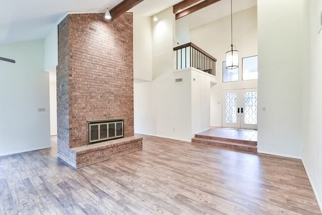 Building Photo - Luxury Living on Lake Arlington