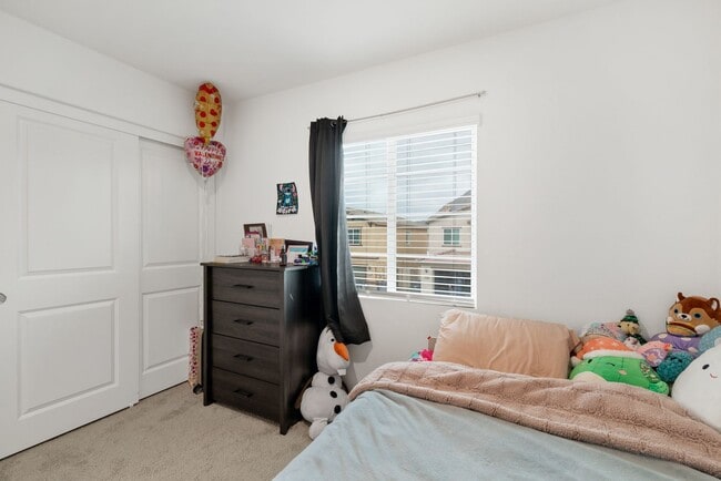 Building Photo - Spacious 4 Bedroom, 2.5 Bathroom Home with...
