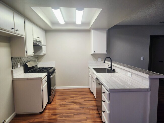 Building Photo - 131 Montana St