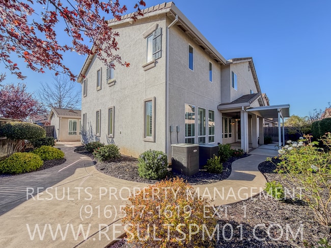 Building Photo - Elegance and spacious Mini Mansion