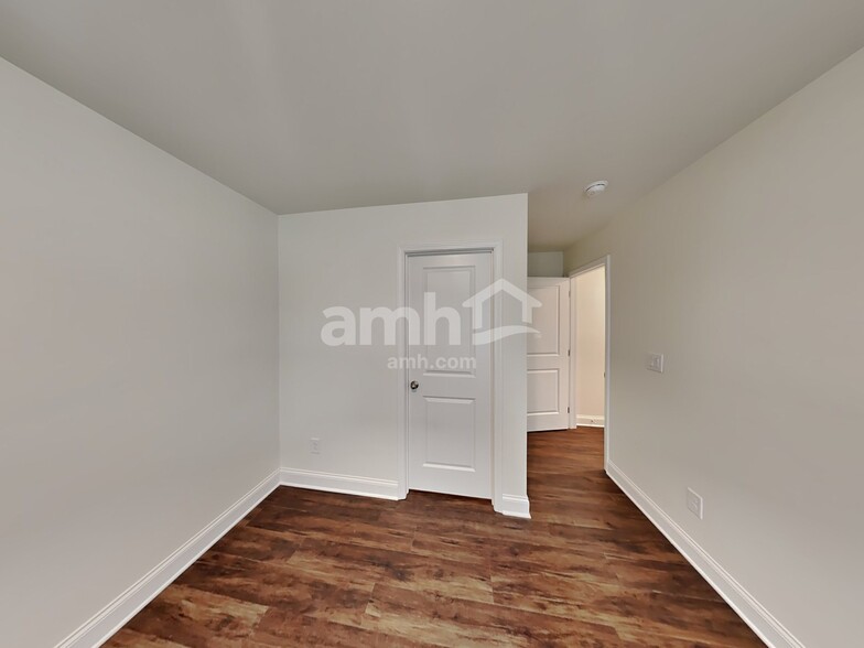 Building Photo - 290 Willow Ln