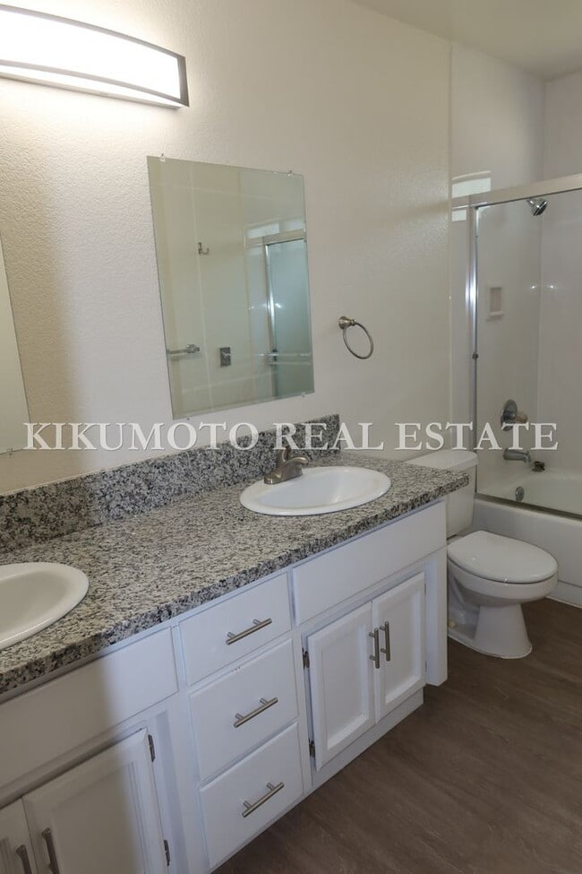 Building Photo - 2 bedroom, 2 bath, 2 car garage Half-plex ...