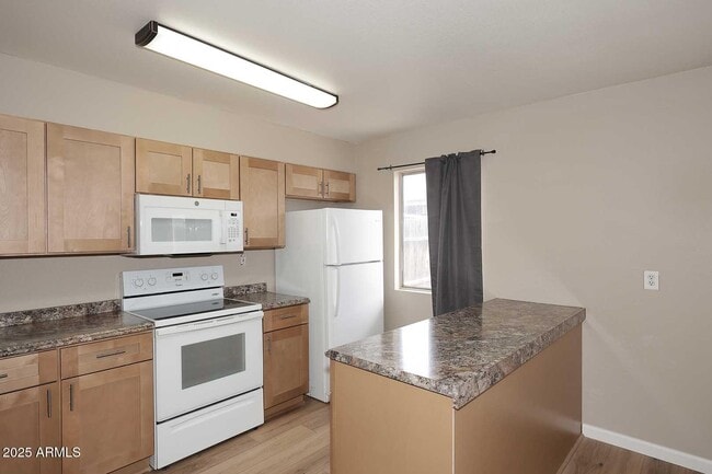 Building Photo - 944 S Valencia