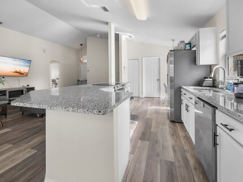Building Photo - 9996 Portofino Dr