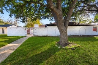 Building Photo - 6930 Thornwood Dr