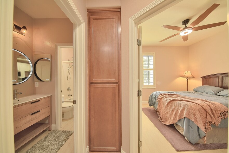 Building Photo - 590 Historic St