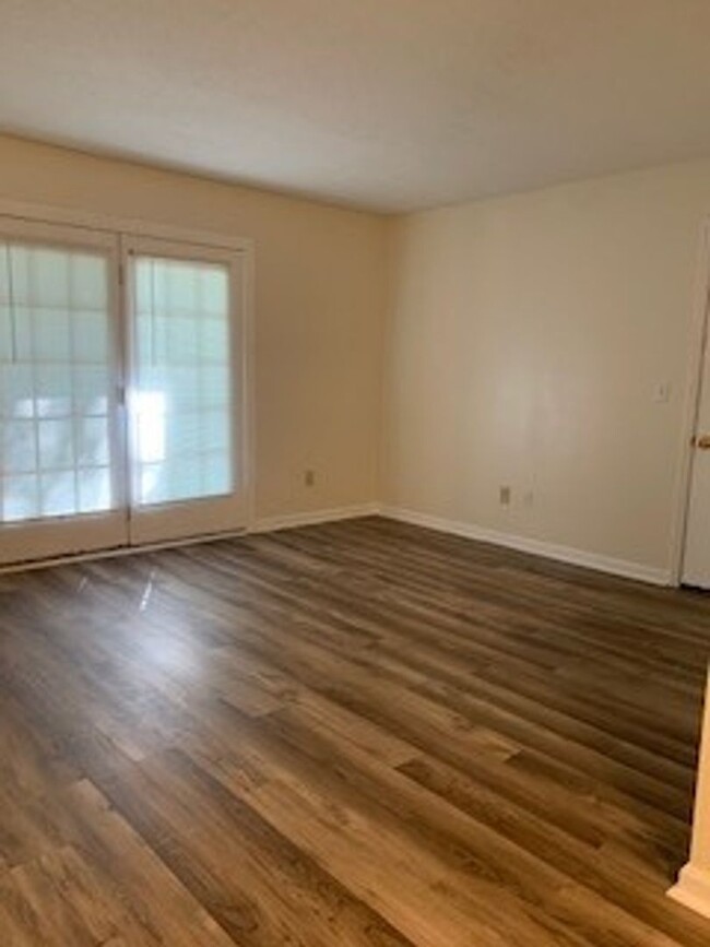 Building Photo - Adorable 2 bedroom 1 bath condominium