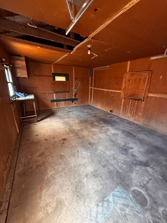 Building Photo - Charming 2-Bedroom Ranch-Style Home with Attached Garage $1280/$1280