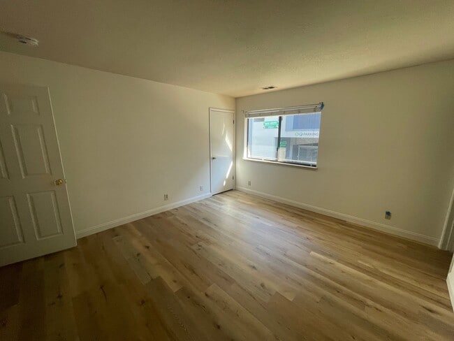 Building Photo - Beautifully Updated 3-Bedroom Condo in Pri...