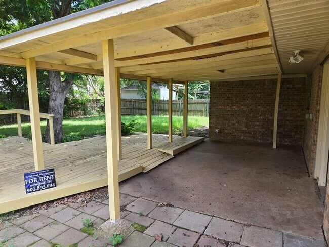 Building Photo - 3/2/2 in Quiet Sherman Neighborhood Near F...