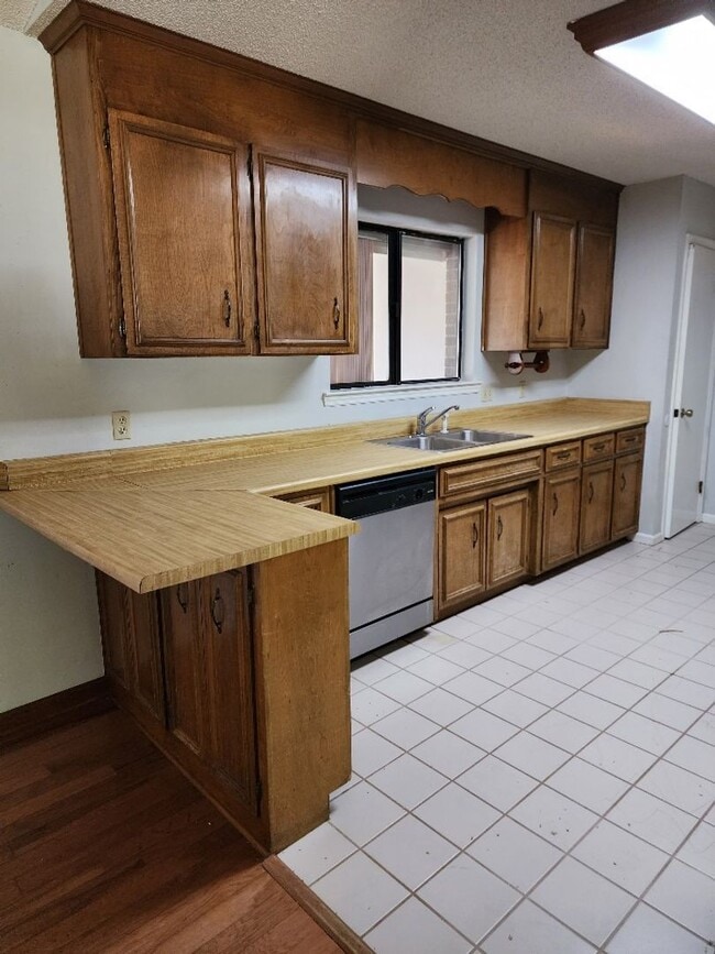 Building Photo - Open Floorplan, 3BD/3Bath with a Huge Sunr...