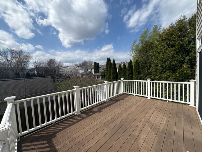 Building Photo - 1600 Oakridge Ln