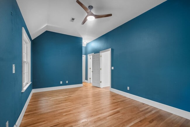 Building Photo - HISTORIC DOWNTOWN  3 bedroom 2.5 bath home
