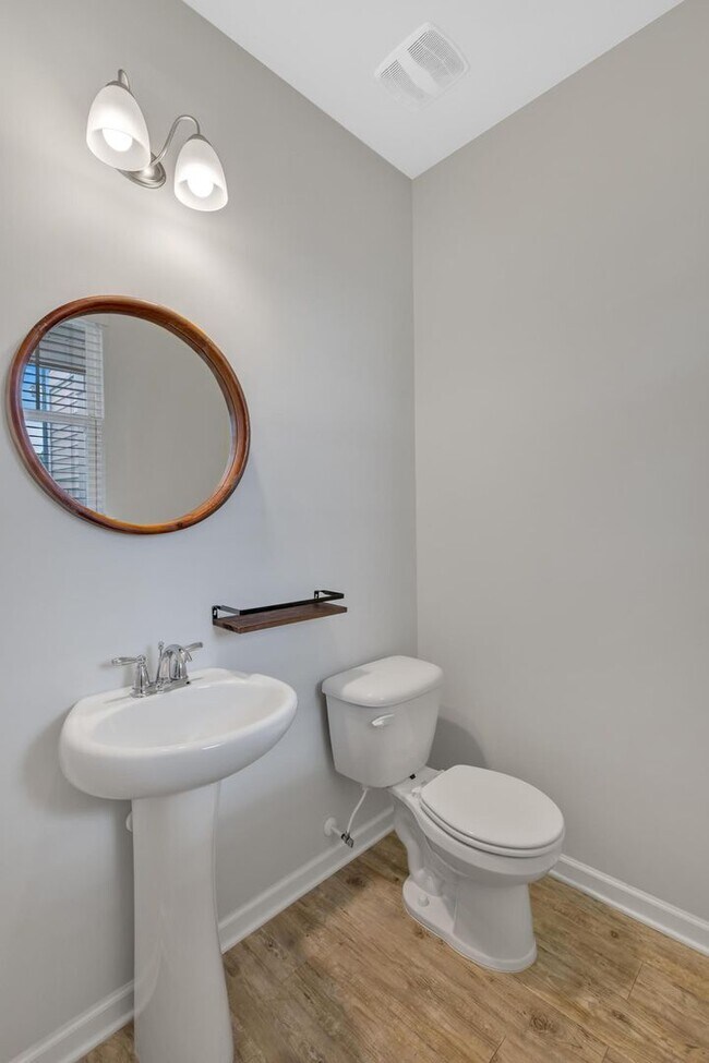 Building Photo - 4 Bedroom Home Available!