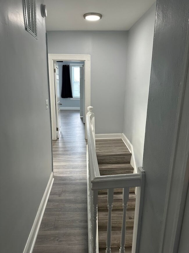 Building Photo - Spacious Rooms! Hardwood Flooring Througho...