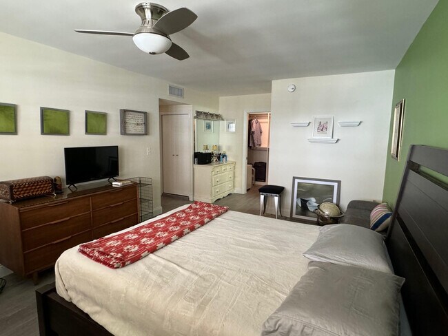 Building Photo - 3051 NE 47th Ct