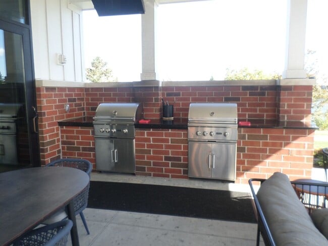 Building Photo - 6935 70th Ct