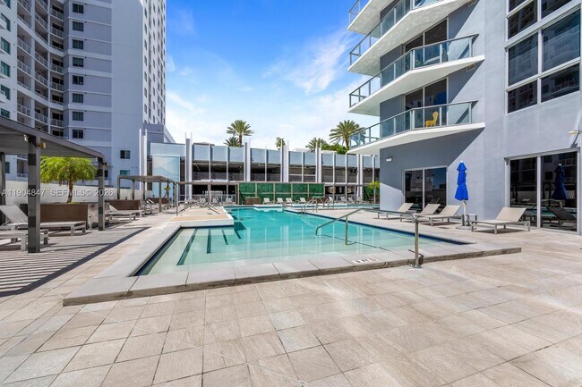 Building Photo - 1010 SW 2nd Ave