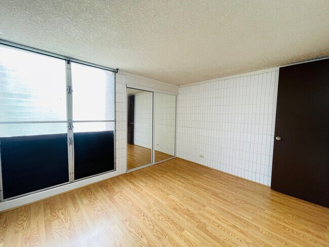 Building Photo - Partly Furnished 3-bedroom, 2-bath condo a...