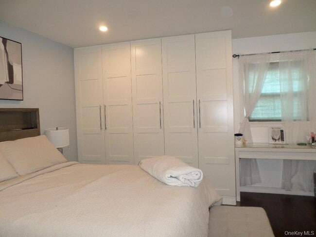 Building Photo - 8 Jodi Ln