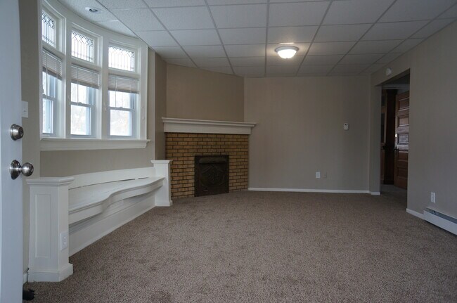Building Photo - 326 N 10th Ave E