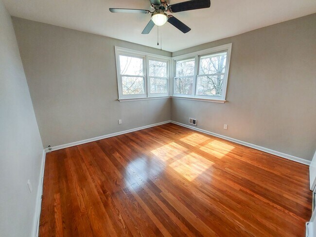 Building Photo - Fully updated 3br/2bth with large yard in ...