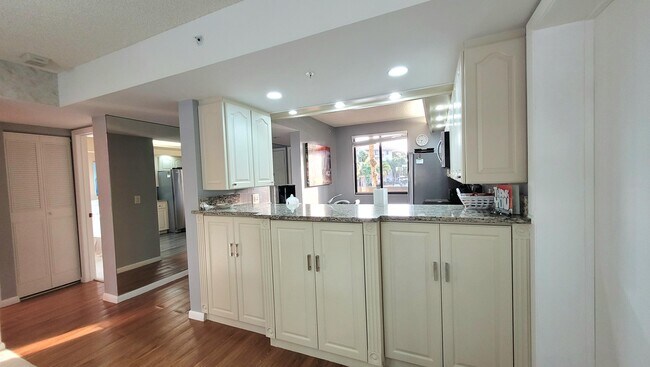 Building Photo - 2401 Marina Isle Way