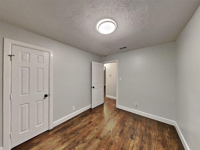 Building Photo - 3 BR/1.5BA | Renovated Single Family Home | 1-Car Garage | Gated backyard