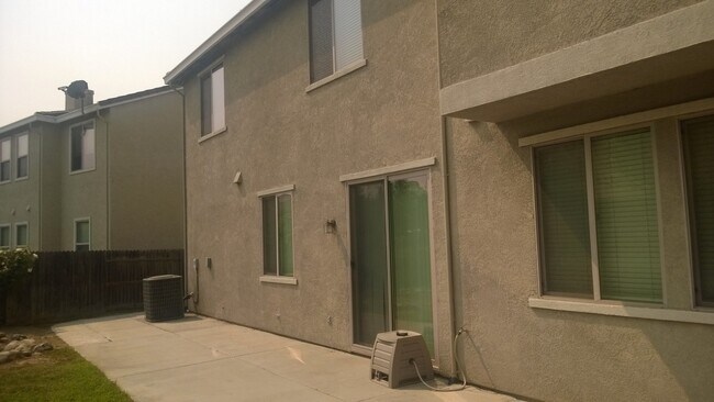 Building Photo - Excellent Elk Grove Location, Spacious 4 bedroom home with office, sitting parlor, and large kitchen